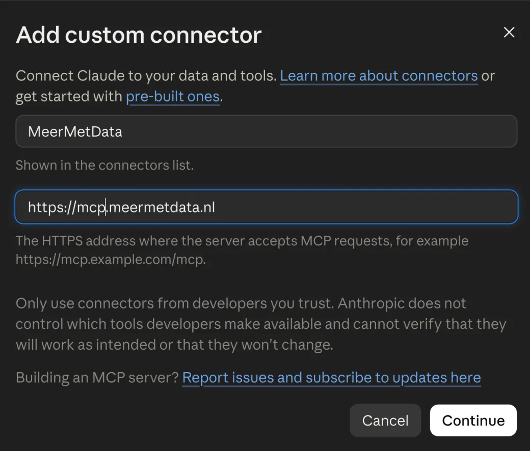 Het venster Add custom connector in Claude, met in het eerste vak de naam MeerMetData en in het tweede vak het adres ingevuld. Onderaan staan de knoppen Cancel en Continue.